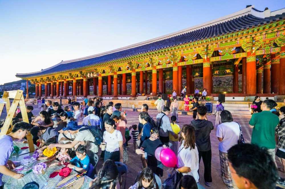 ▲ 지난 25일부터 26일까지 진남관 일원에서 열린 ‘2025 여수 국가유산 야행’이 4만 6천여 명의 관람객이 참여한 가운데 성황리에 종료됐다고 밝혔다. ⓒ여수시