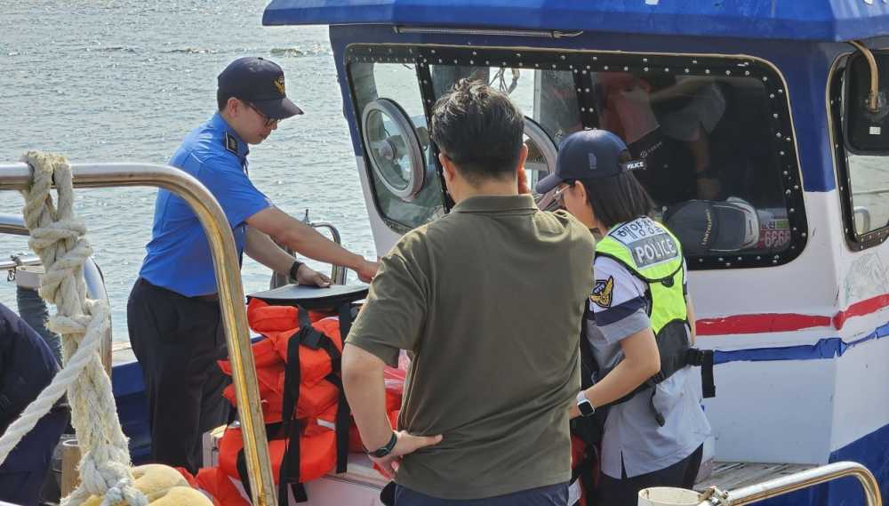 ▲ 낚시어선 안전장비를 확인하는 여수해경 모습 ⓒ여수해양경찰서