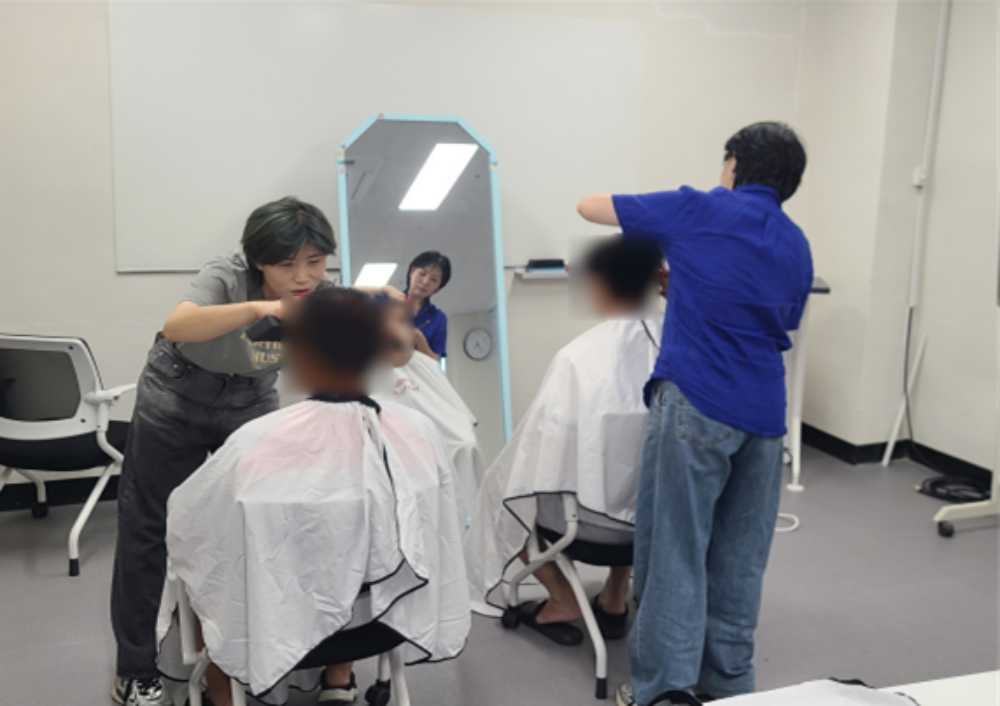 ▲숙식보호대상자들을 위해 이미용 봉사활동 모습 ⓒ한국법무보호복지공단 전남동부지부