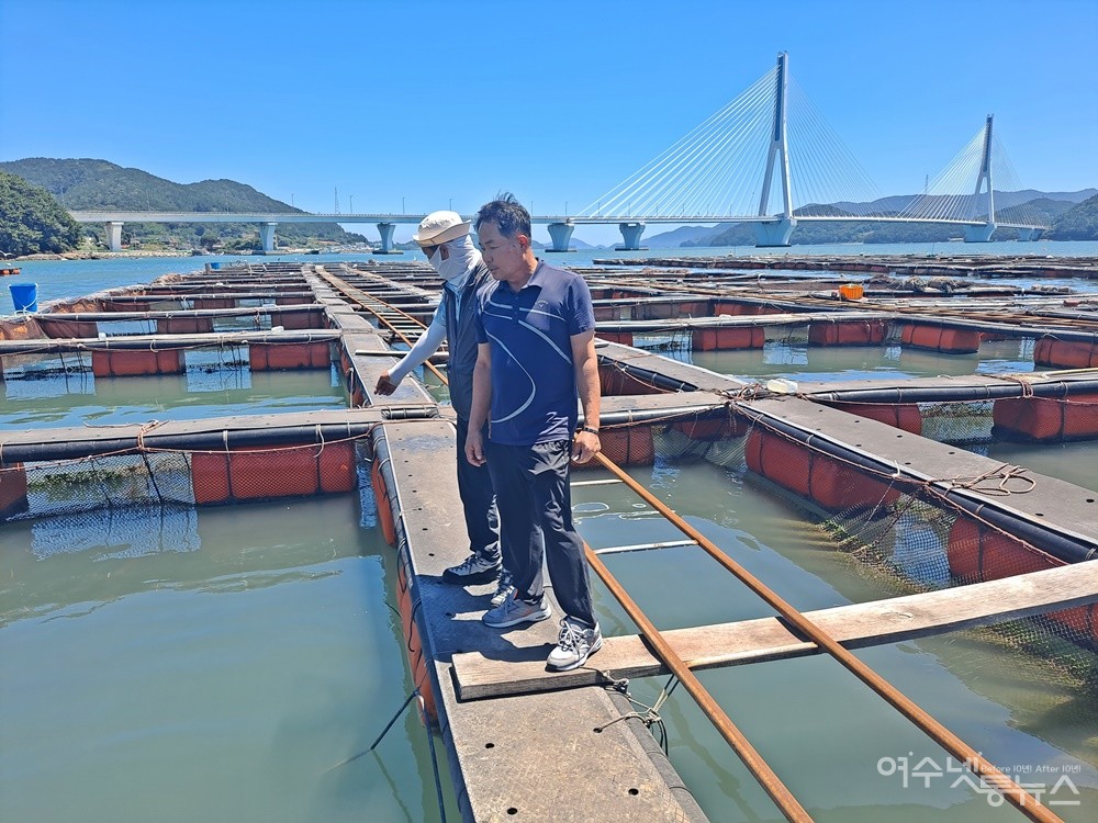 ▲ 이재경 대표가 가두리 양식장을 살펴보고 있다.ⓒ조찬현