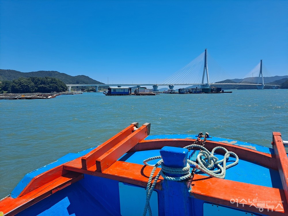 ▲ 관리선 너머로 가두리 양식장과 화태대교가 보인다. ⓒ조찬현