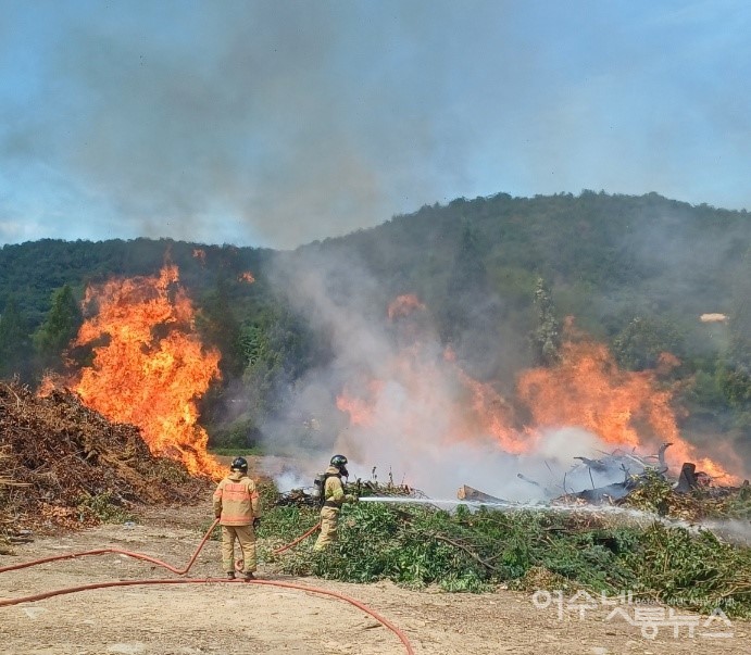 ▲ 여수 신월동 임목 폐기장 화재 ⓒ여수소방서