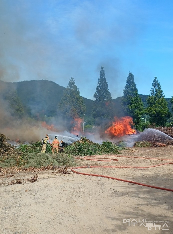 ▲ 여수 신월동 임목 폐기장 화재 ⓒ여수소방서