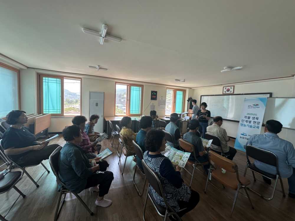 ▲ 지난 6월 만흥동 상촌마을회관에서 주민들을 대상으로 농업기술센터 영농기술교육과 연계해 진드기 매개 감염병 예방 교육을 하고 있다. ⓒ여수시