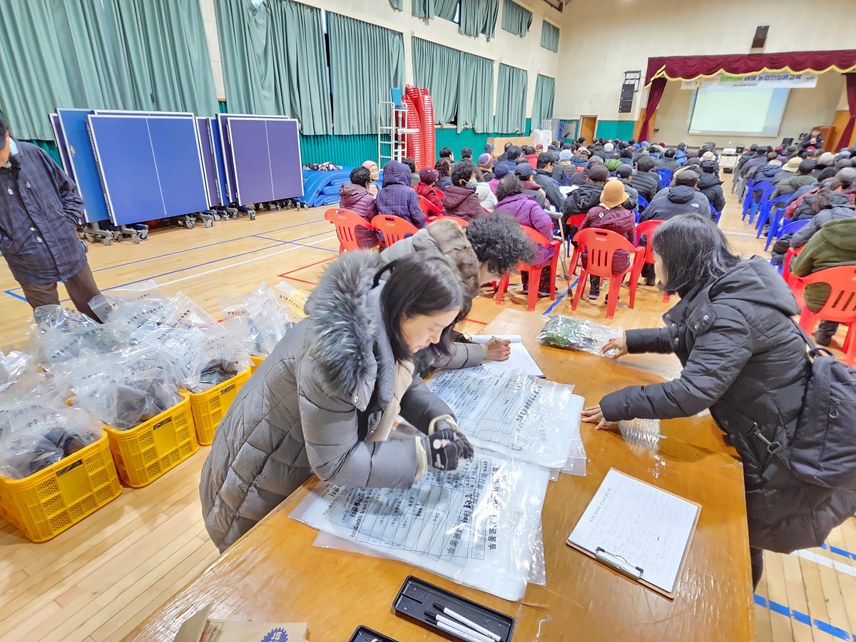 ▲ 여수시 농산물안전분석실에서 남면 금오도를 방문해 농산물 시료를 수거하고 있다. ⓒ여수시