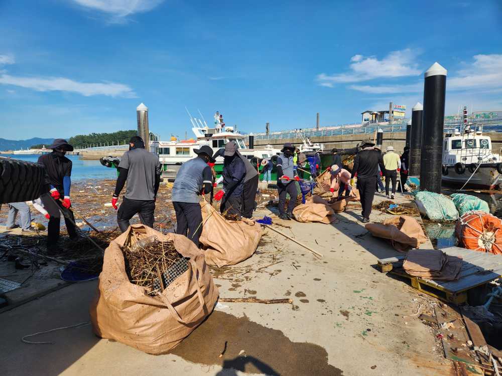 ▲ 여수해수청, 집중호우로 밀려든 해양쓰레기 수거 모습 ⓒ여수지방해양수산청