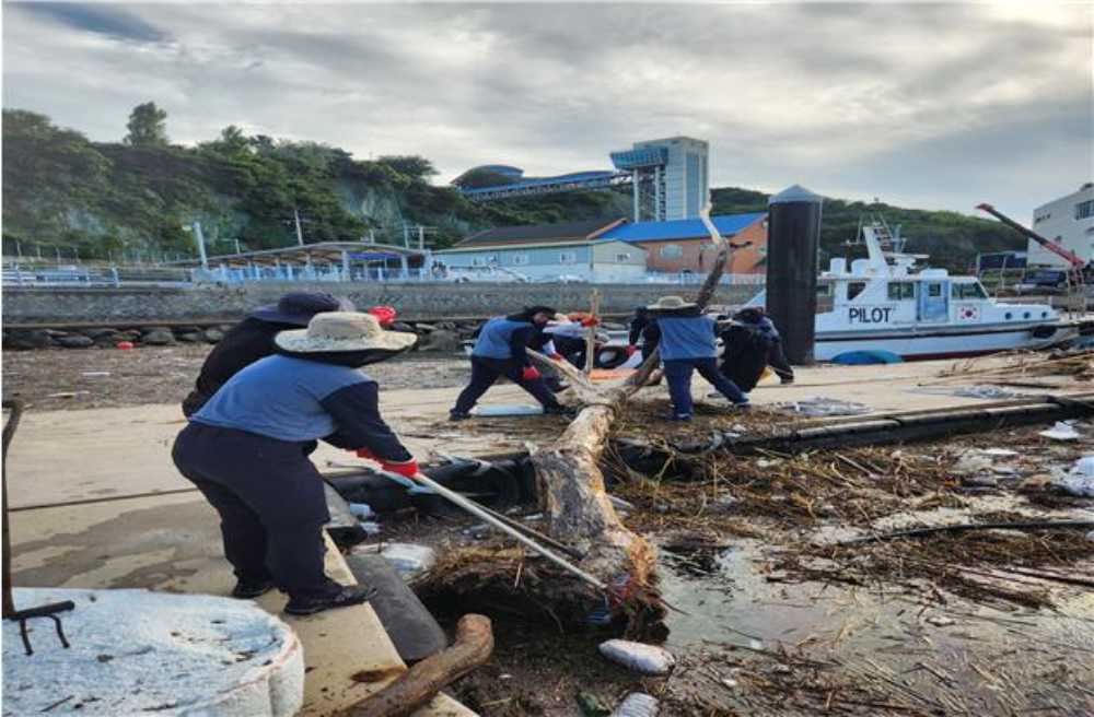 ▲ 여수해수청, 집중호우로 밀려든 해양쓰레기 수거 모습 ⓒ여수지방해양수산청