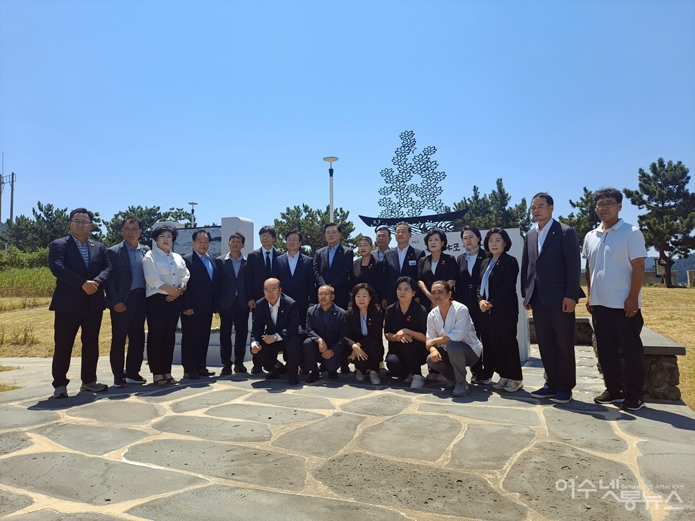 ▲ 여수 남면 이야포·두룩여 미군폭격사건 75주년 민간인 희생자 추모제 후 함께했다. ⓒ조찬현