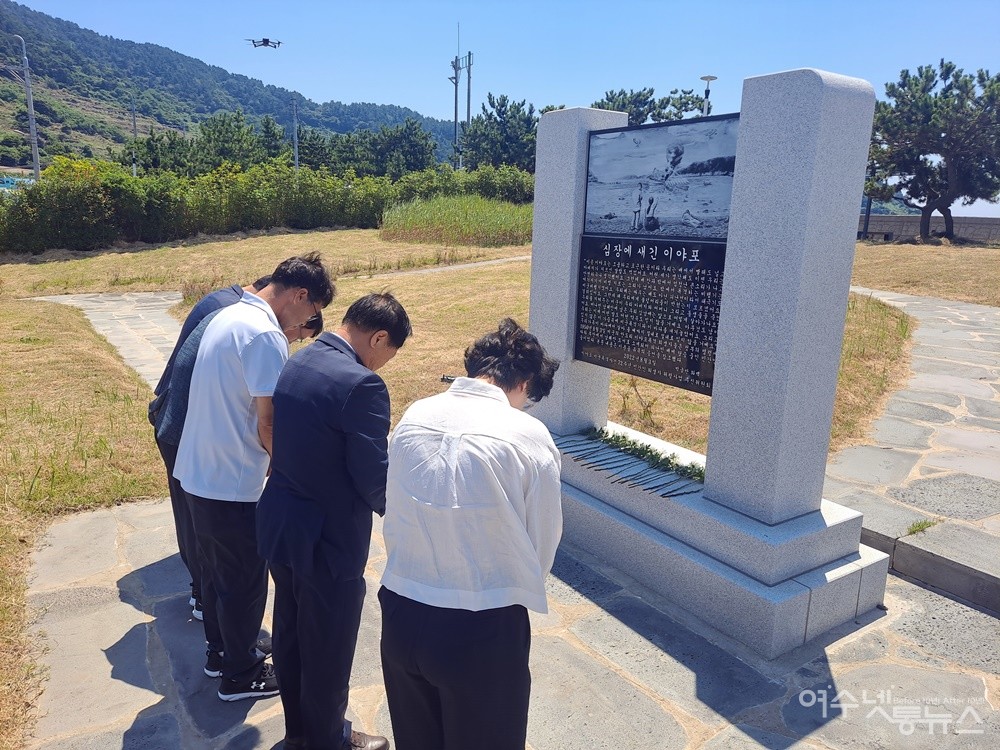 ▲  ‘심장에 새긴 이야포’ 추모탑에 헌화 후 묵념하고 있다. ⓒ조찬현