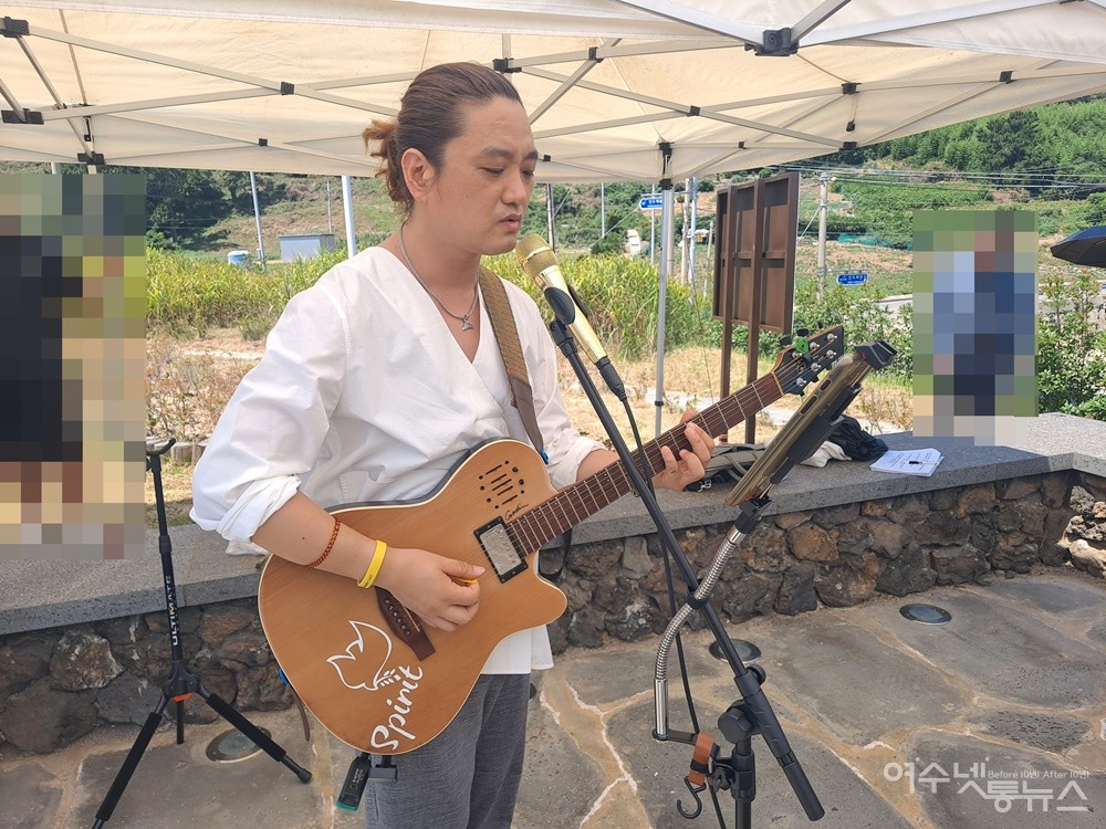 ▲ 서혁신 가수가 추모곡 ’이야포‘ 노래를 부르고 있다. ⓒ조찬현