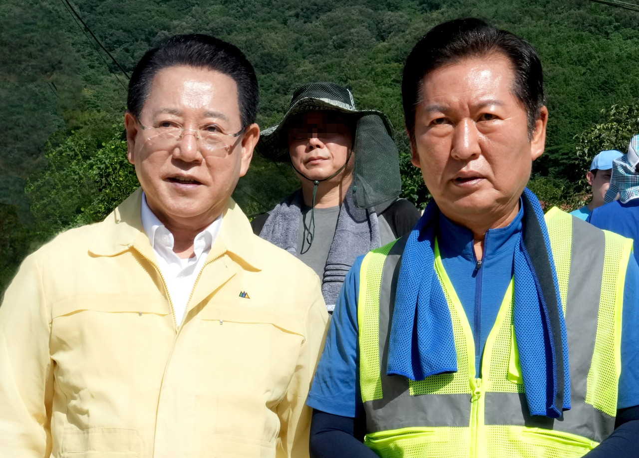 ▲ 정청래 후보와 김영록 지사 (0722나주 다시면 수해복구 봉사활동 당시) ⓒ전라남도