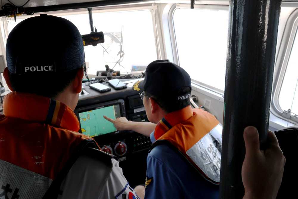 ▲ 갈치 금어기 해제 첫날 낚시어선 출‧입항 항로 점검 모습 ⓒ여수해양경찰서
