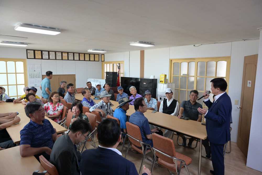 ▲지난 1일 삼산면 서도경로당을 찾아 섬 지역 어르신들을 위문하고 생활 속 불편 사항을 청취하는 현장 소통을 진행했다. ⓒ여수시