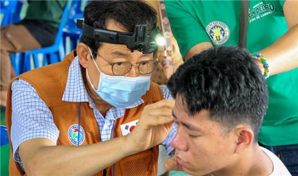 ▲여수제일병원 강병석 단장이 귀가 아픈 환자를 진료하고있다 ⓒ정종현