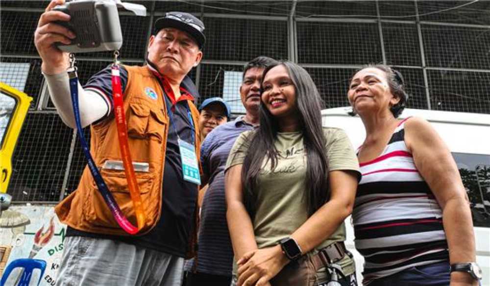 ▲ 드론으로 영상 촬영하는 모습을 구경하는 환자들의 밝은 모습. ⓒ정종현