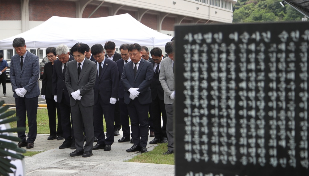 ▲ 김대중 전라남도교육감과 교육청 관계자들이 4일 여순항쟁탑을 찾아 묵념을 올리고 있다. ⓒ전남교육청