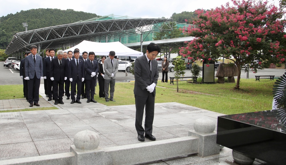 ▲ 김대중 전라남도교육감과 교육청 관계자들이 4일 여순항쟁탑을 찾아 묵념을 올리고 있다. ⓒ전남교육청