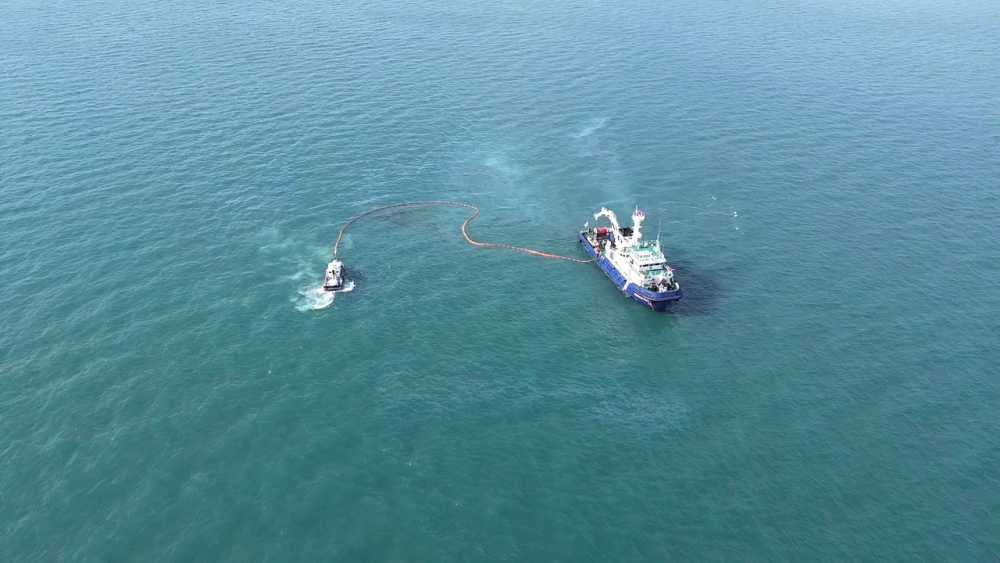▲ 여수해경 방제함정이 해양오염사고 발생하여 방제작업중인 모습 ⓒ여수해양경찰서
