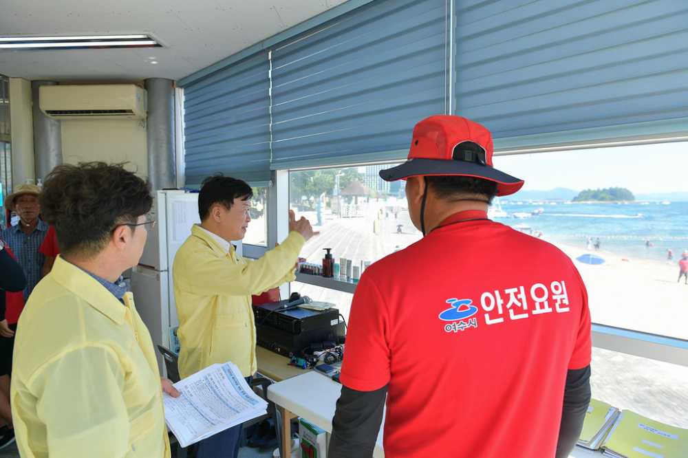 ▲ 지난 7월 29일 하절기 현안 사업 및 폭염 관련 안전 점검을 위해 웅천 해수욕장을 방문했다. ⓒ여수시