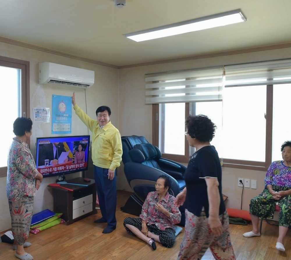 ▲ 지난 7월 31일 하절기 현안 사업 및 폭염 관련 안전 점검을 위해 율촌 여흥1구 경로당을 방문했다. ⓒ여수시