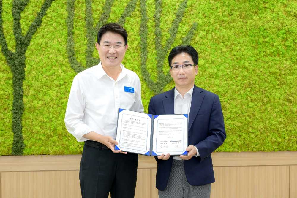 ▲순천시와 ㈜우주텍 관계자들이 시청 회의실에서 정원 치유 산업과 걷기문화 활성화를 위한 업무협약을 체결했다 ⓒ순천시