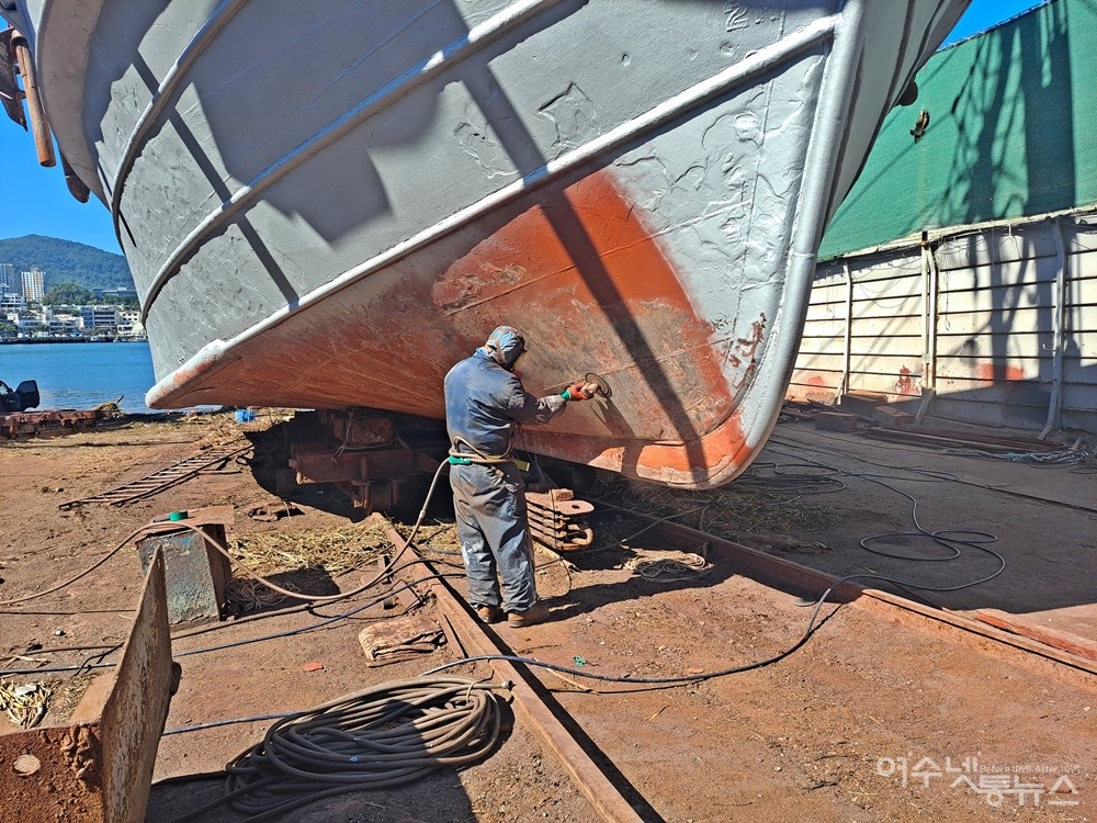 ▲ B 조선소 작업자가 선박세척 후 그라인딩을 하자 먼지와 분진이 주변으로 흩날리고 있다.ⓒ조찬현