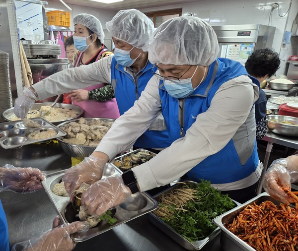 ▲ 삼남석유화학 임직원이 행복의 건강밥상을 직접 지역 어르신들께 식사를  배식하고 있다 ⓒ문수종합사회복지관