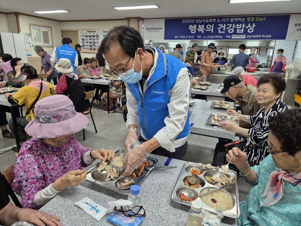 ▲ 삼남석유화학 노동조합 유남길위원장이 지역어르신들께 식사도움을 드리고 있다.  ⓒ문수종합사회복지관