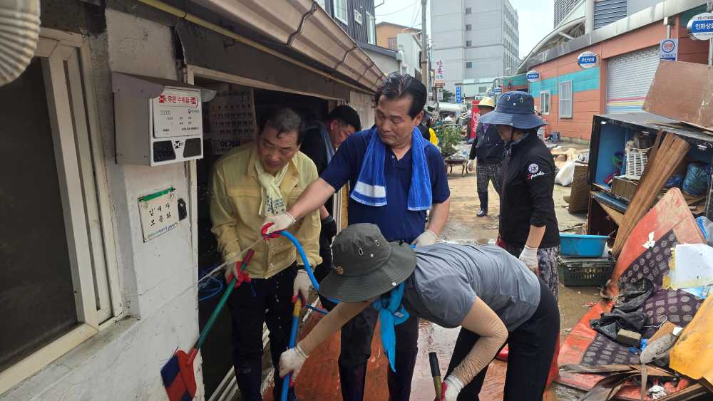 ▲ 함평군 수해 현장을 찾아 피해 주민들을 위로하고 복구 활동에 동참했다. ⓒ전라남도의회