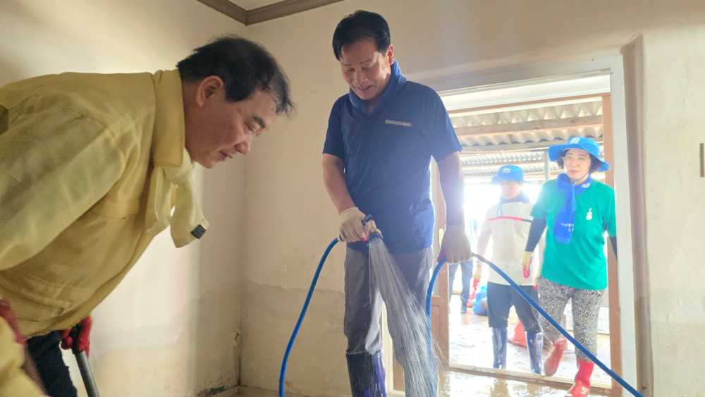 ▲ 함평군 수해 현장을 찾아 피해 주민들을 위로하고 복구 활동에 동참했다.