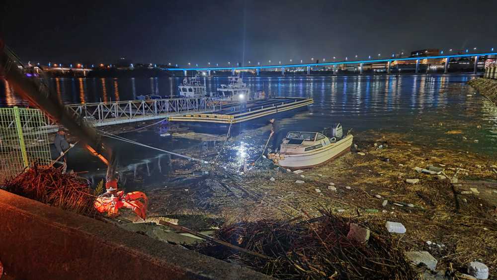 ▲ 집중호우 해양쓰레기를 수거하고 있는 모습 ⓒ여수해양경찰서