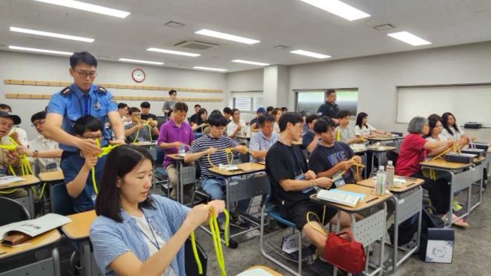 ▲ 인명구조 활동에 필요한 매듭법 실습 모습 ⓒ해양경찰교육원