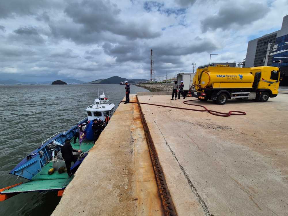 ▲태풍 대비 긴급구난 유류이적 합동훈련 모습ⓒ여수해양경찰서