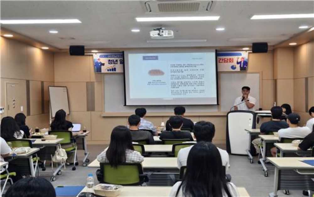 ▲“2025년 미래내일 일경험 프로젝트 성과 발표회” 참여청년 발표 모습 ⓒ㈔전남여수산학융합원