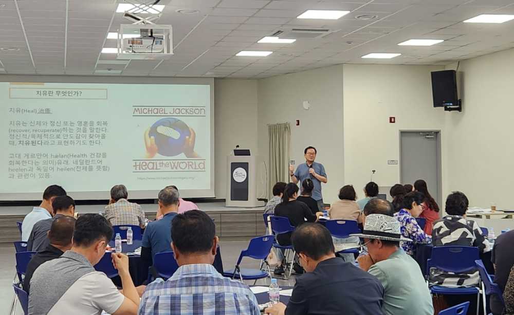 ▲생태비즈니스센터에서 읍면동 주민자치위원들이 ‘치유도시 순천의 미래, 마을스테이에서 길을 찾다’라는 주제의 전문가 특강을 듣고 있다. ⓒ순천시