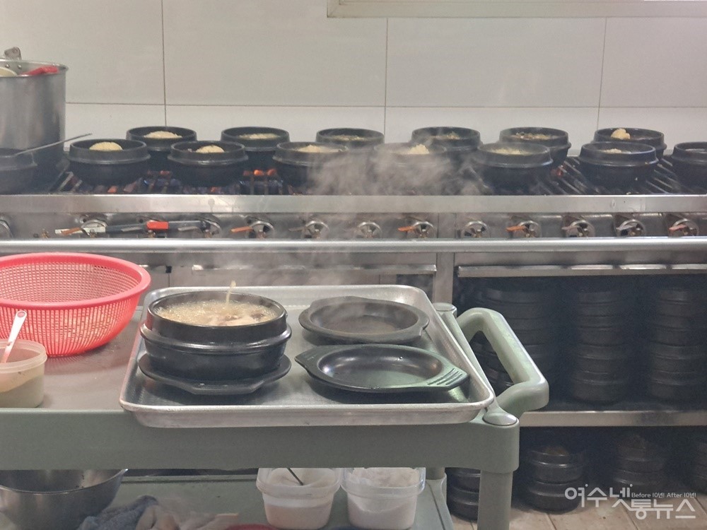 ▲ 여수 봉산동 구봉전통참옻닭, 참옻닭을 주방 화덕에서 끓이고 있다. ⓒ조찬현