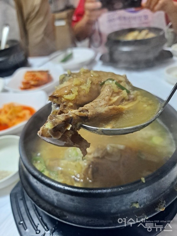 ▲ 여수 봉산동 구봉전통참옻닭의 참옻닭이다. ⓒ조찬현