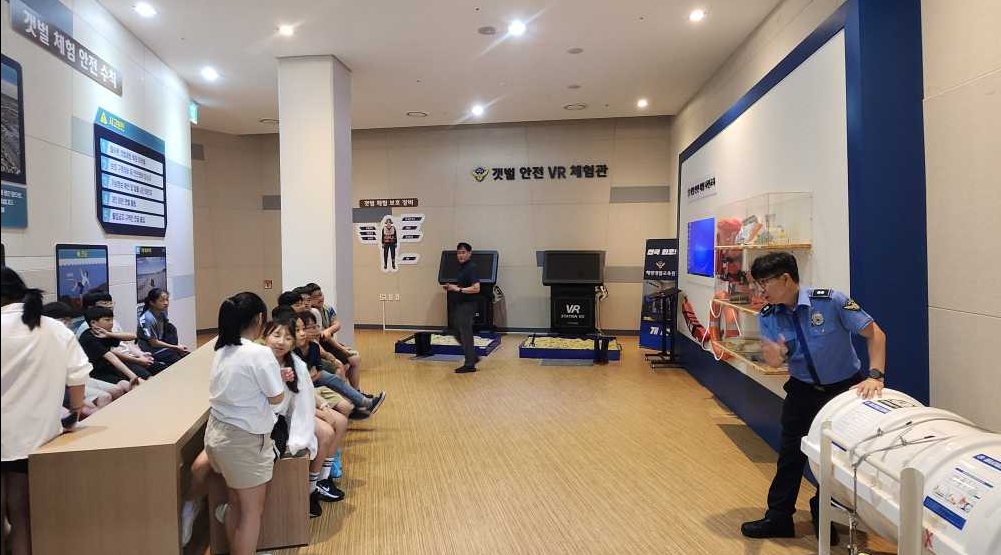 ▲ 구명벌 작동 요령에 대해 학습하고 이는 장면 ⓒ해양경찰교육원