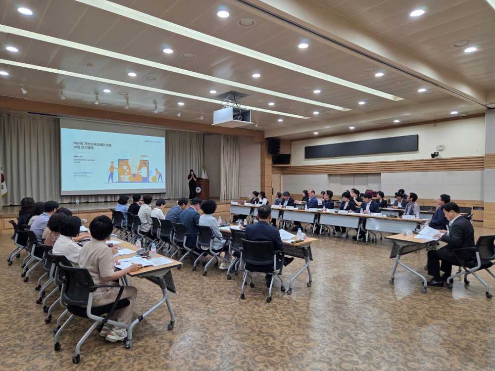 ▲ 지난 8일 시청 회의실에서 ‘여수형 기본소득(사회) 모델 수립 용역’ 최종보고회를 갖고, 지자체 주도 여수형 기본사회 청사진을 제시했다. ⓒ여수시