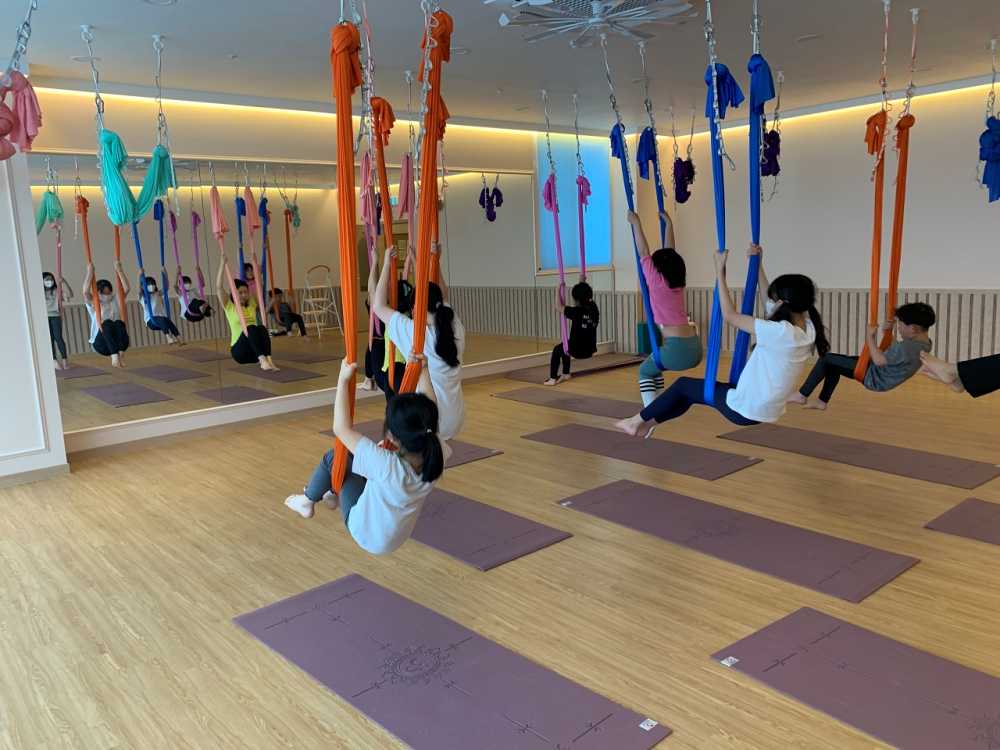 ▲신나는 주말체육 프로그램에서 학생들이 플라잉 요가를 하고 있다. ⓒ순천시