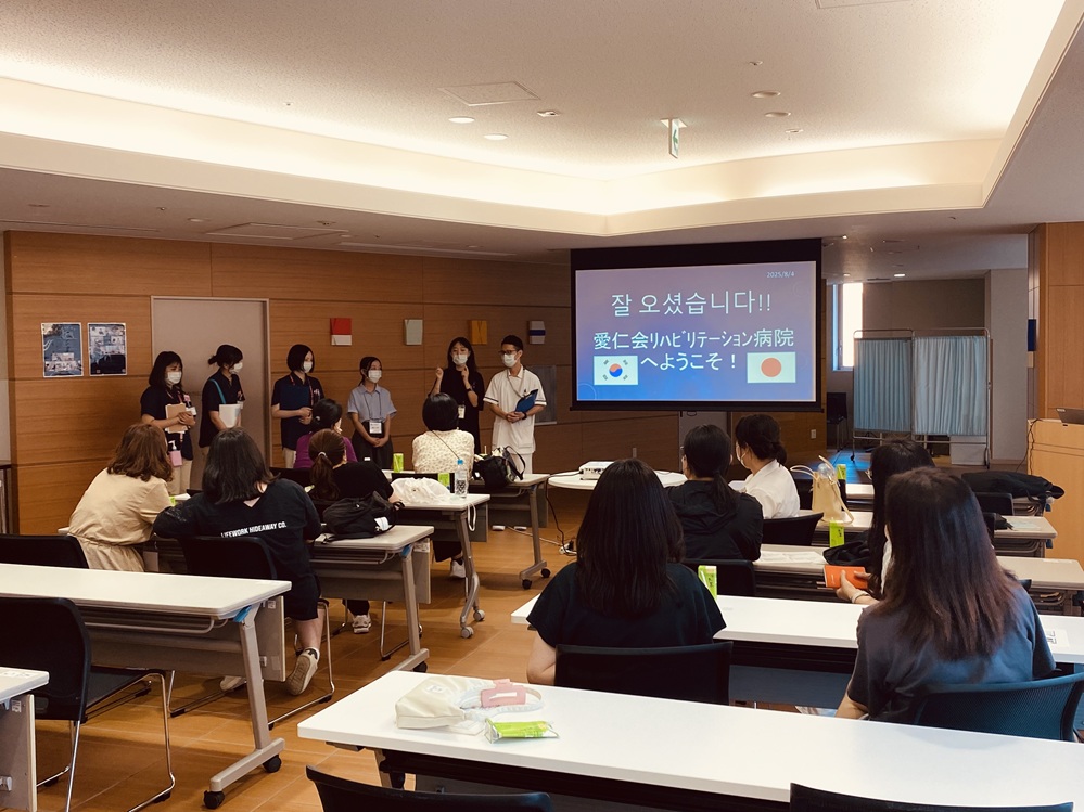 ▲  아이진카이 재활병원 사회복지사와 면담 중인 한영대학교 사회복지학과 학생들 ⓒ한영대학교