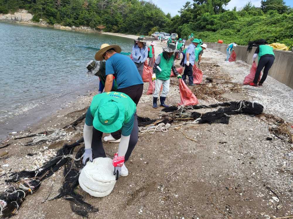 ▲ 해양쓰레기 정화활동 모습 ⓒ여수시새마을회