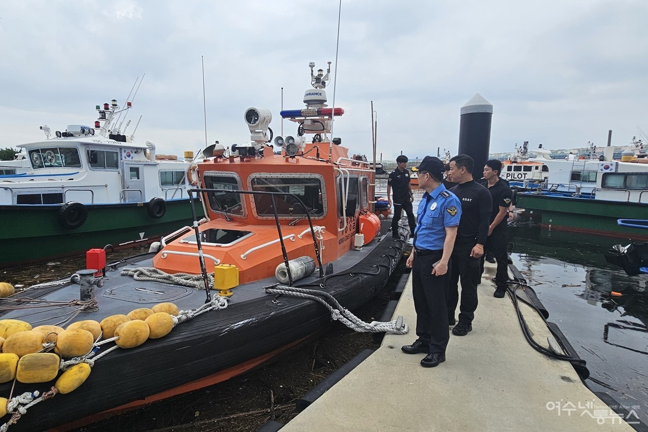 ▲ 김기용 여수해경서장이 해양경찰구조대 구조장비를 점검하고 있다. ⓒ여수해양경찰서