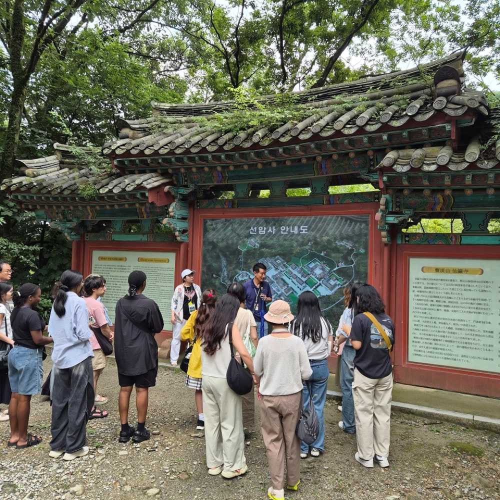 ▲지난 10일 ‘순천마을스테이 쉴랑게 로컬 투어’ 참가자들이 선암사를 방문해 관광해설사로부터 설명을 듣고 있다. ⓒ순천시