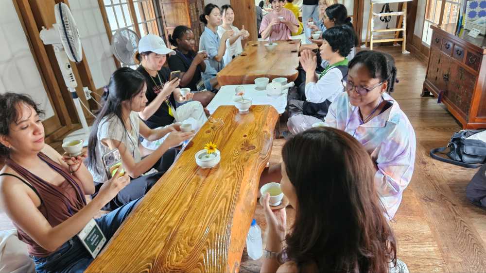 ▲지난 10일 ‘순천마을스테이 쉴랑게 로컬 투어’ 참가자들이 야생차체험관을 방문해 야생차를 마시고 있다.  ⓒ순천시