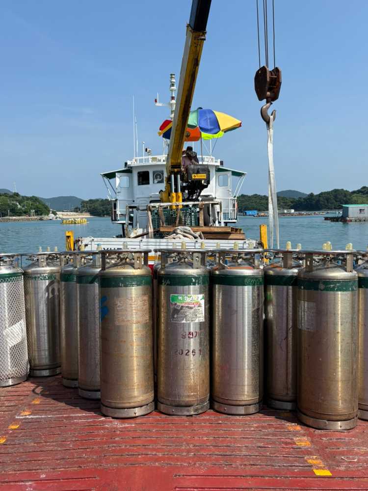 ▲ 여수시는 이번 추가 예산으로 액화산소 충전 물량을 기존 880통에서 750통을 추가해 총 1,630통으로 대폭 확대하고, 액화산소 해상 운반 지원 횟수 확대를 병행해 현장 공급을 신속히 하고 양식장 안정화에 총력을 기울일 계획이다. ⓒ여수시