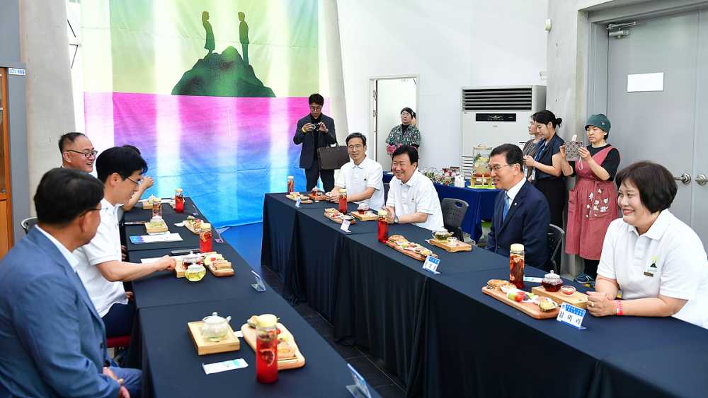 ▲ 정기명 시장은 8일, 28개 지자체가 참여한 섬 지역 기초단체장 협의회 임시 회의에 참석해 하반기 여수시 주요 행사를 소개하고, 2026여수세계섬박람회 성공 개최를 위한 지자체 간 협력과 참여를 요청했다. ⓒ여수시