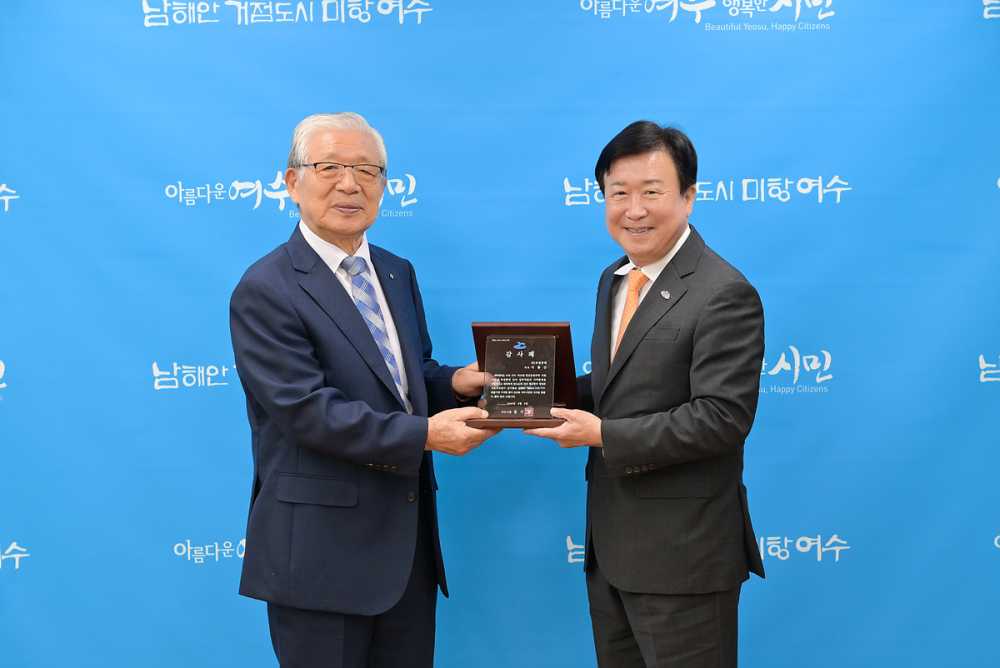 ▲지난 8일 ‘여수형 청년임대주택 지원사업’의 성공적인 추진에 기여한 공로로 ㈜부영주택 이중근 대표(㈜부영주택 호남본부 김명수 고문 대리 수령)에게 감사패를 수여했다. ⓒ여수시