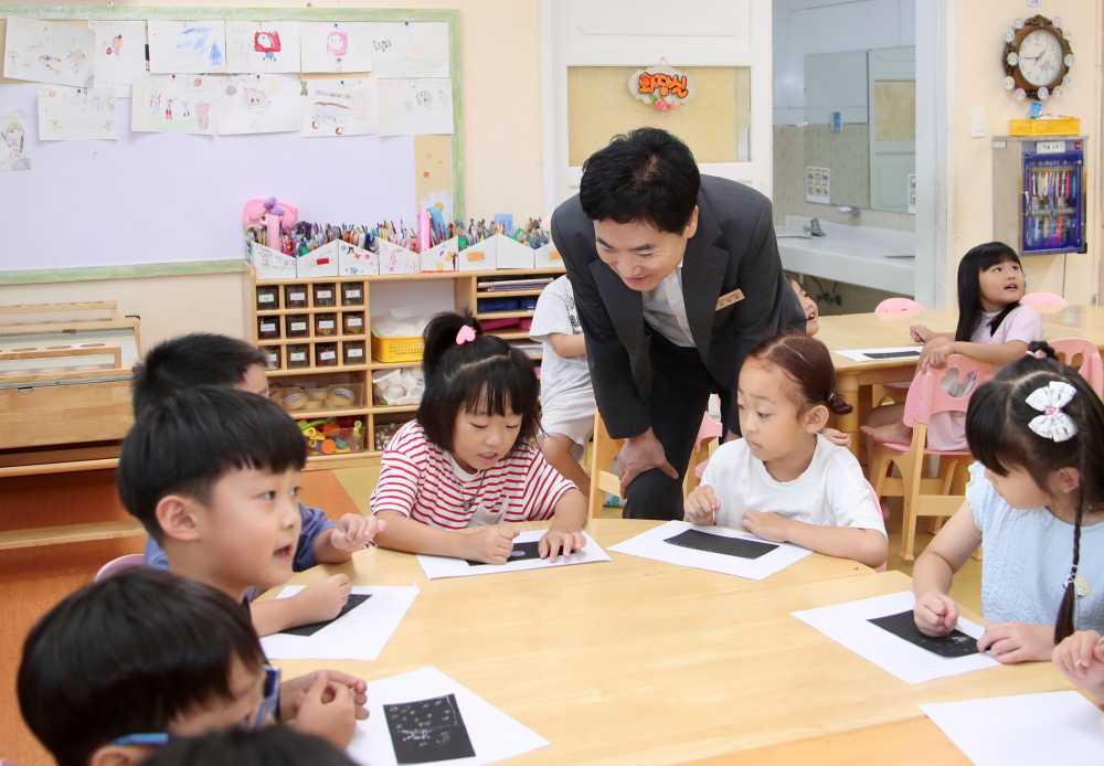 ▲ 김대중 전라남도교육감이 11일 고흥푸른꿈유치원에서 원생들의 교육활동을 살펴보고 있다. ⓒ전라남도교육청