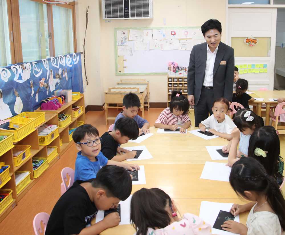 ▲ 김대중 전라남도교육감이 11일 고흥푸른꿈유치원에서 원생들의 교육활동을 살펴보고 있다. ⓒ전라남도교육청